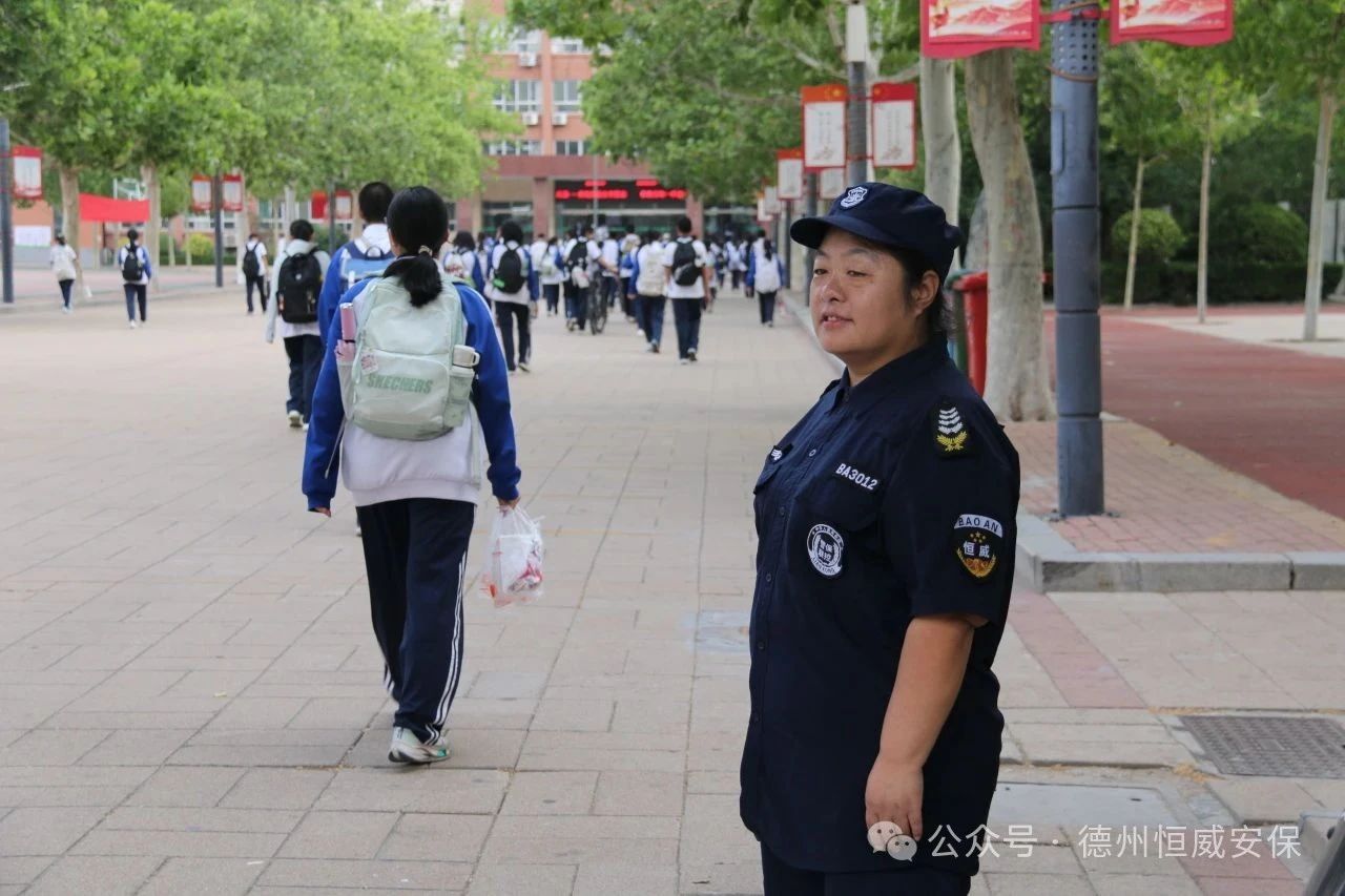 【凡人微光】于淑霞:畢業(yè)季的校門(mén)守望者,恒威保安用溫情守護(hù)校園安全